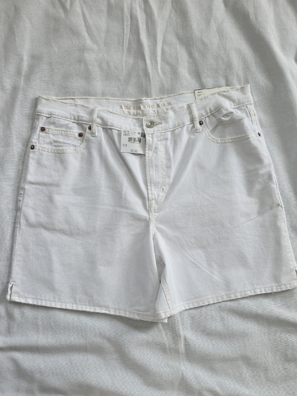 American Eagle 6" Relaxed Shorts with distressing, Size 16, White or Ivory, NWT